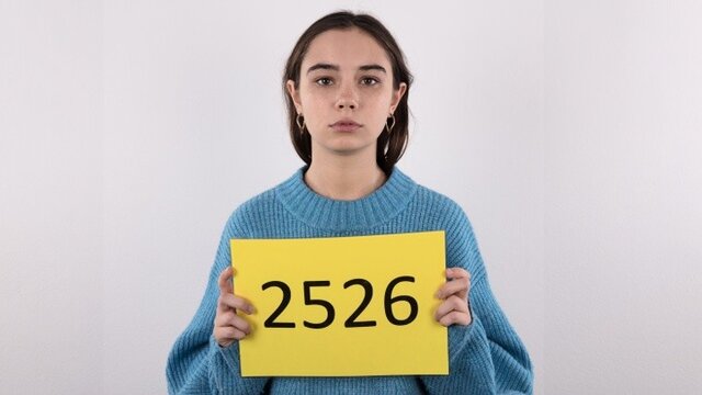 19 летняя Ульяна пришла на эротический кастинг и показывает продюсеру свое тело